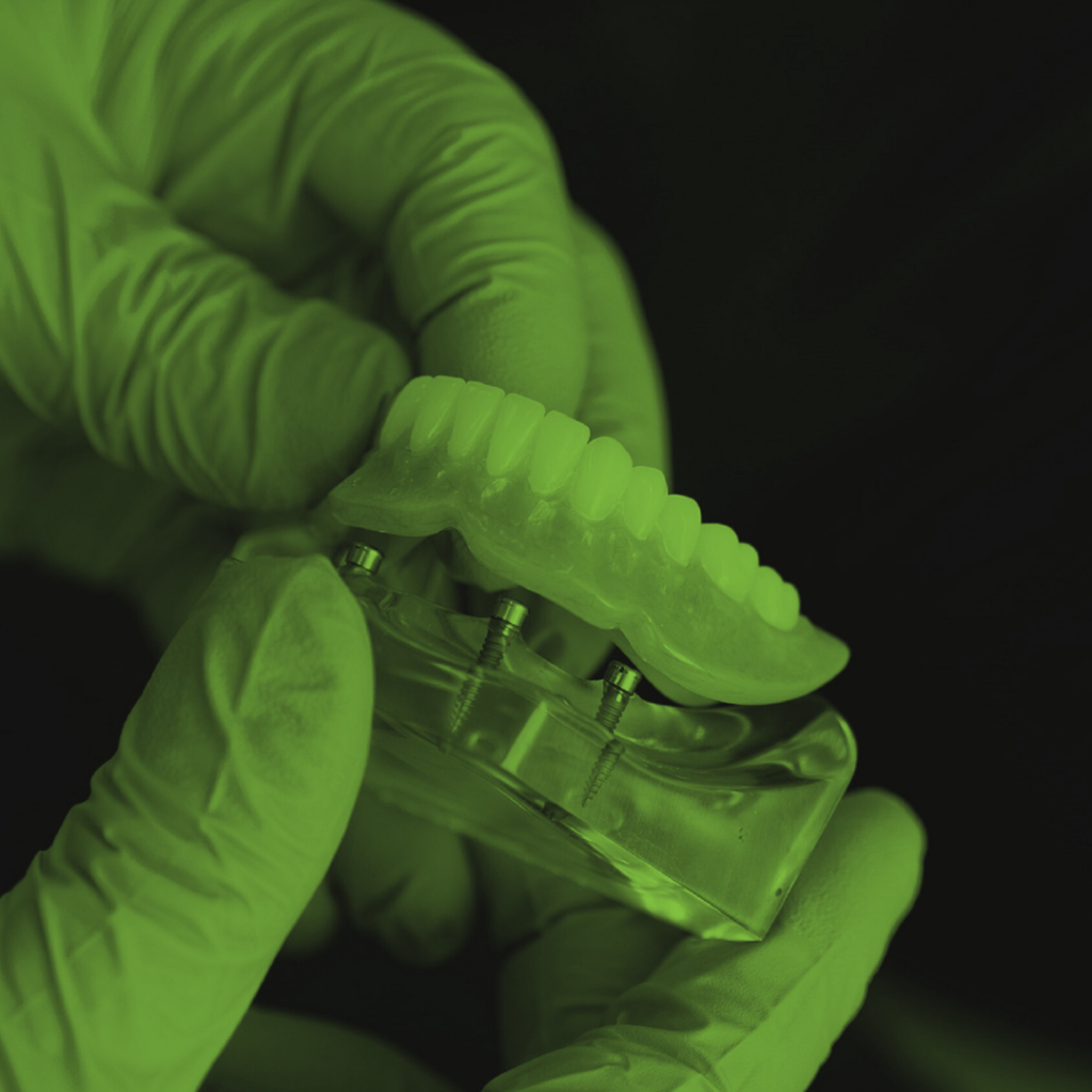 Jakie są rodzaje protez? Jaka proteza jest najwygodniejsza? Czym różnią się protezy zębowe?